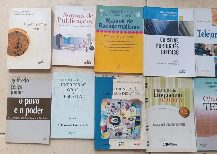 Livros acadêmicos variados. Consultar preço individual no chat.