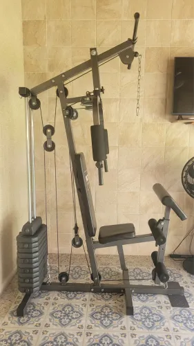 Estação de musculação com 80 kg de aparelhos 
