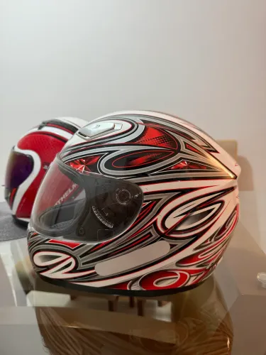 2 capacetes Yohe  - Street e MT Helmets - Spox One