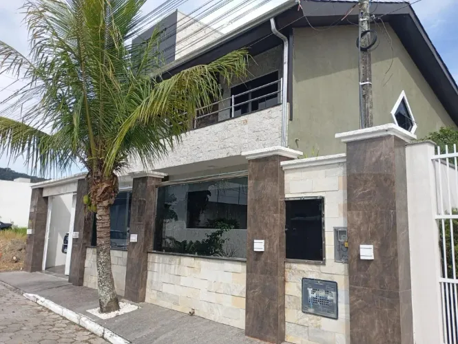 Casa de Alto Padrão 5 dormitorios, 4 banheiros, 3 vagas de garagem- Espinheiros/Itajaí