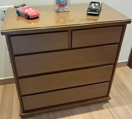 Cômoda 5 Gavetas Premium c/ Tampo de Vidro - Excelente Estado!