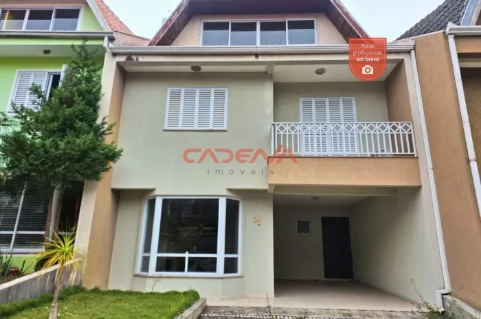 Sobrado com 3 quartos e 2 vagas para aluguel no Xaxim
