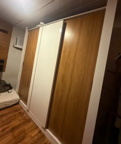 Vendo guarda roupa casal semi novo portas de correr