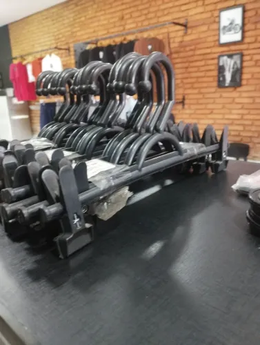 Cabide preto com trava reforçado