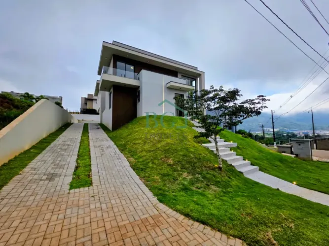 Excelente casa de alto padrão á venda em condomínio fechado em Poços de Caldas MG.