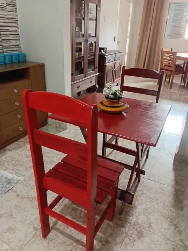 Mesa de madeira com 2 cadeiras 65 reais