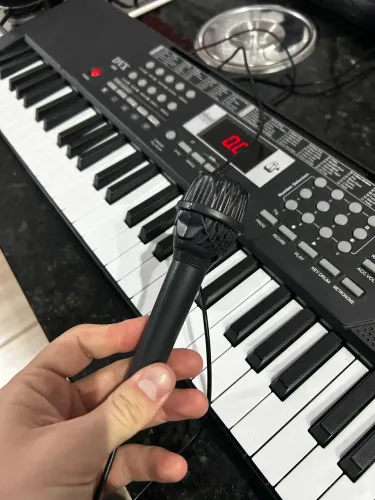Teclado infantil com microfone