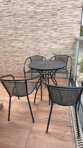 Conjunto Mesa Redonda + 4 Cadeiras em Ferro/Aço para Varanda/Jardim (Desapego)