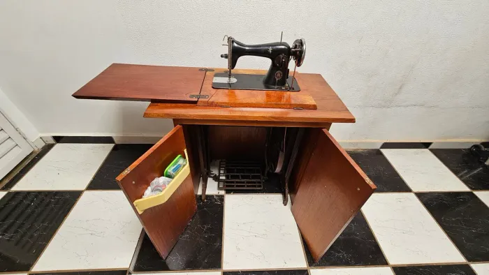 Máquina de costura antiga manual (marca Alpha) com gabinete de madeira maciça original