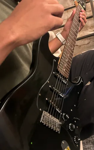 Guitarra (Eagle) preta