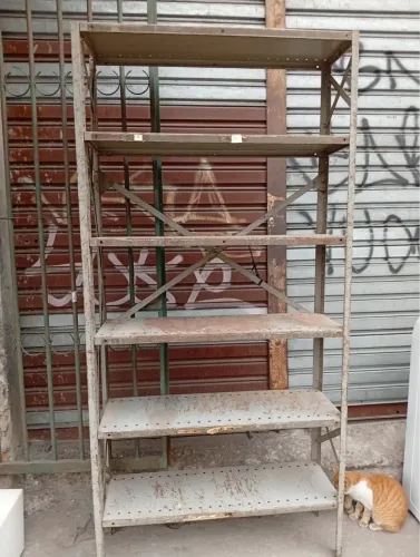 Prateleira de aço bem resistente em bom estad