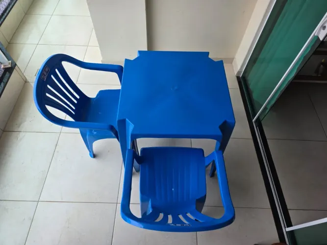 Mesa de Plástico de piscina/praia com 2 cadeiras, em bom estado de uso.