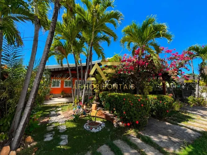 Casa em frente à praia, com 3 quartos, sendo 1 suíte.