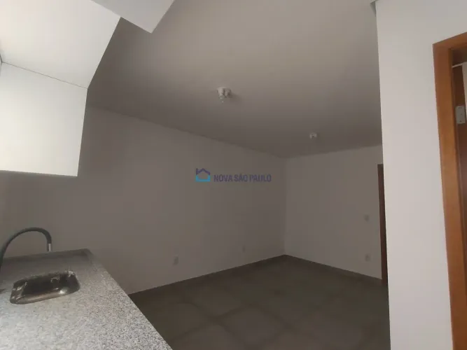 Apartamento com 01 dormitórios, sala ,banheiro, cozinha com armário, área de serviço colet