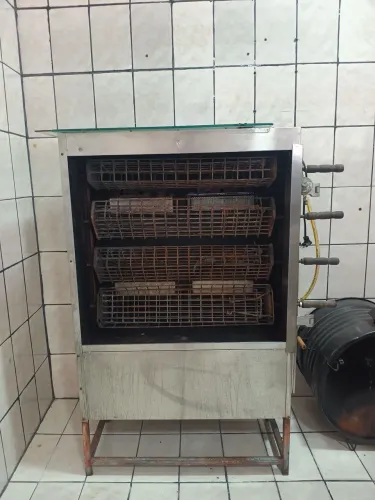 Máquina de assar frango e costela