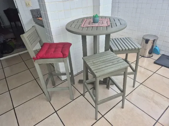 Conjunto area externa 1mesinha alta 3 banquetas 
