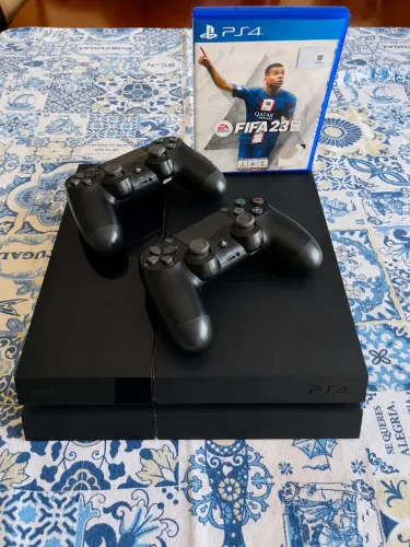 PS4 Fat 500GB Semi Novo + 2 Controles Originais + FIFA 23
