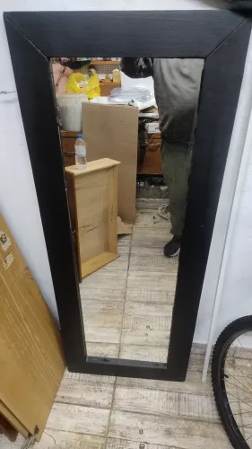 Espelho com moldura em Madeira