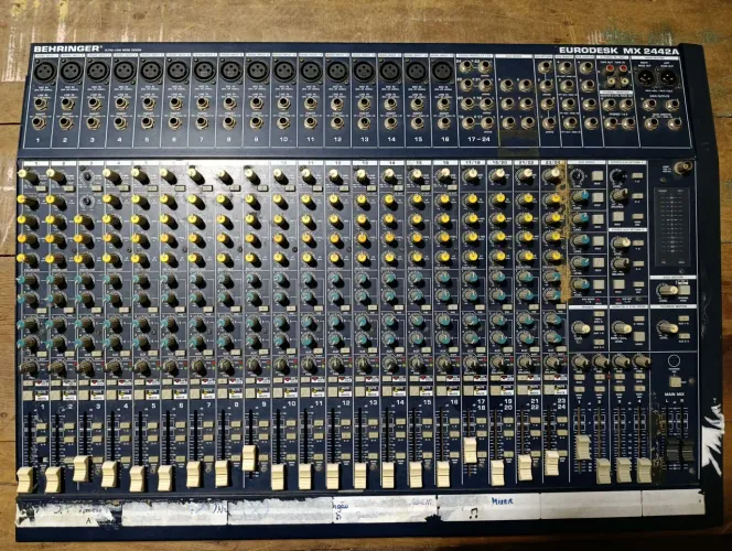 Mesa de som Behringer MX2442A