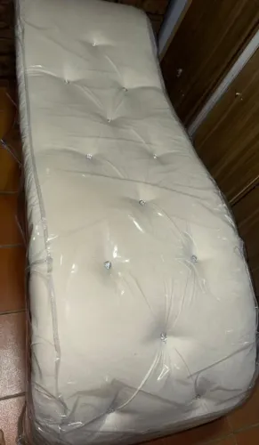 Estou vendendo a maca de estúdio por 350 reais ela está nova do armário por 250 reais 