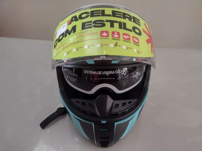 capacete com viseira de sistema solar