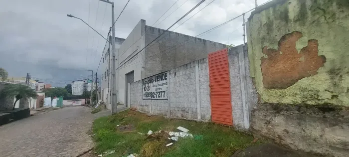 Imóvel para venda possui 240 metros quadrados em Jacintinho - Maceió - AL