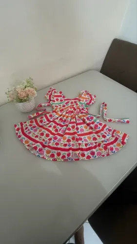 Infantis vestidos sapatos