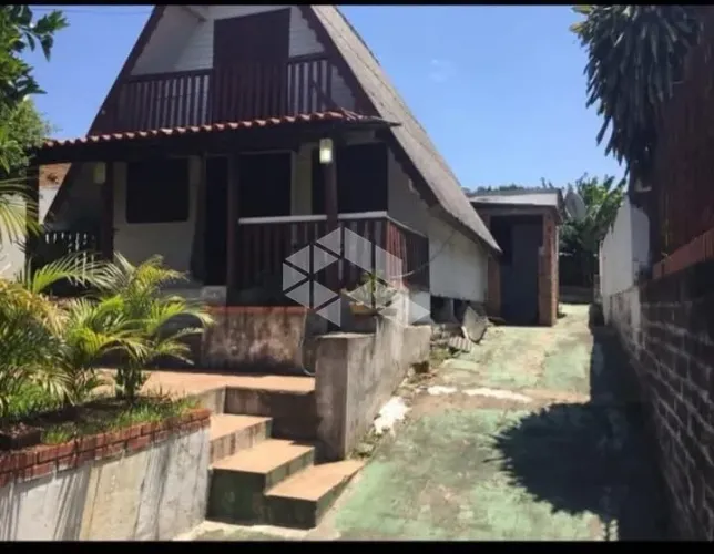 Cabana de madeira com 3 dormitórios com 80m² em um terreno de 300m² próxima a Av. Baltazar