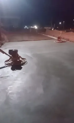 Piso de concreto polido e montagem de galpão