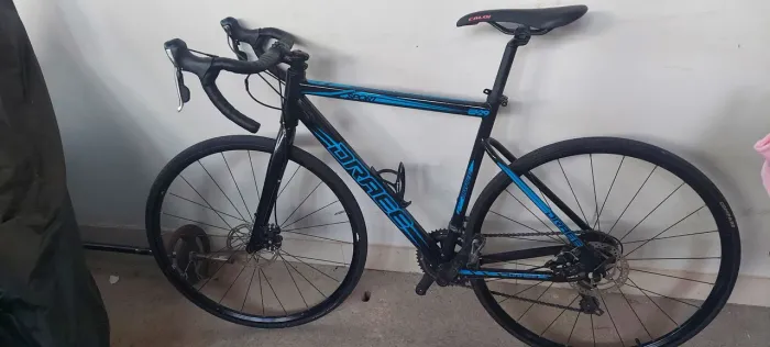 Bicicleta speed 54 freio a disco mecânico cubos novatec