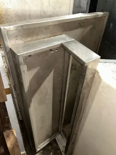 tampo em inox - com uma estrutura em inox-em cima do tampo- ideal para vitrine banc