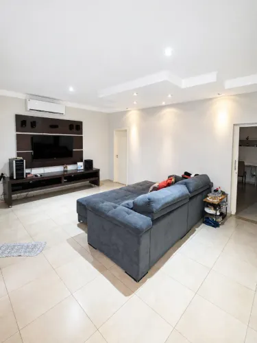 Casa Térrea, 3 suítes, 3 salas, +espaço gourmet em cond. fechado