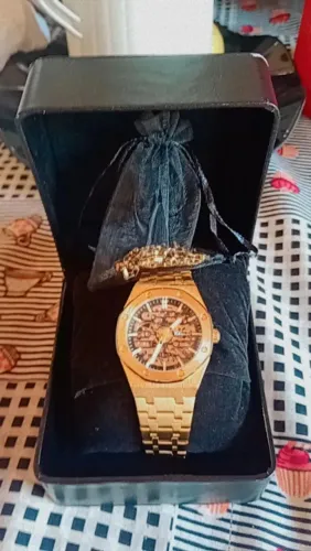 Vende-se um relógio e um cordão ambos originais e top