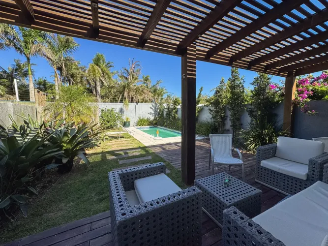 Casa à venda com 03 dormitórios (01suíte) e piscina aquecida no Condomínio Páteo Marbella,