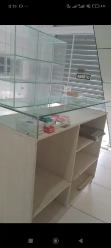 Vendo Balcão e Baleiro usado, em bom estado de conservação ideal para loja e comércios.