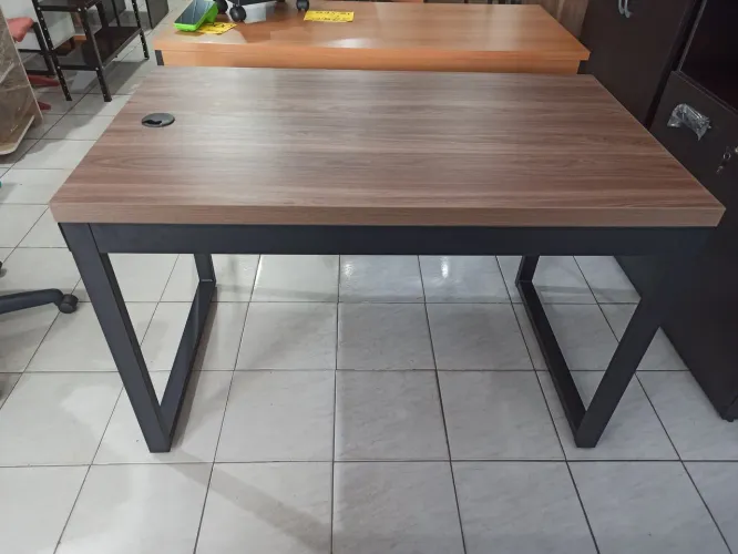 Mesa robusta de 1.20m para escritório