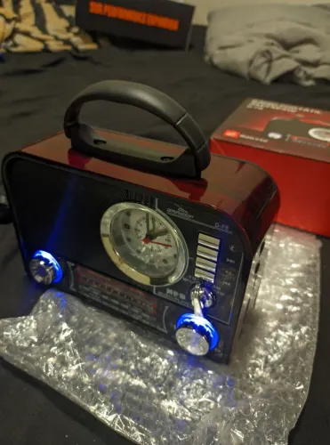 Caixinha de som retro com bluetooth, rádio, entrada para cartão de memória e pendrive 