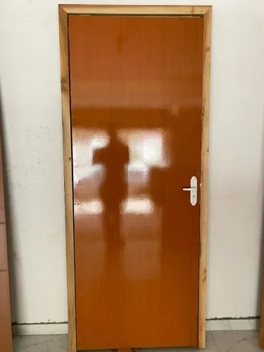 porta de madeira lisa completa com acabamento em madeira