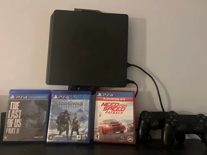 PS4 +  3 jogos fisicos + 2 controles 