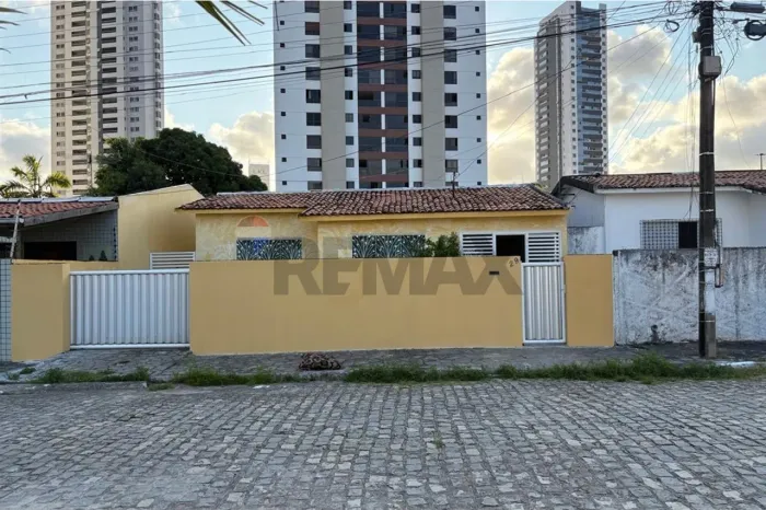 Casa Ampla com 3 Quartos e Suíte para Alugar em Brisamar Próxima à Praia!