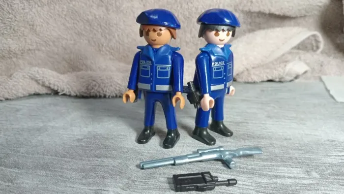 PLAYMOBIL 2 POLICIAIS - COLECIONE.