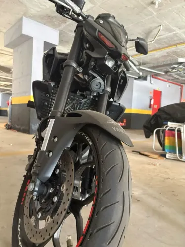 Yamaha MT-03 ABS 2024 - Apenas 4.800km + 2 Capacetes Novos + Acessórios Originais