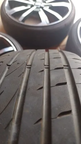 Rodas cronos aro 17 com pneus perfil baixo.