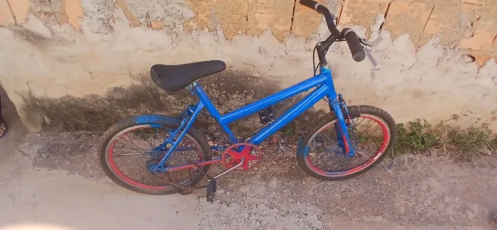Bicicleta pequena no estado