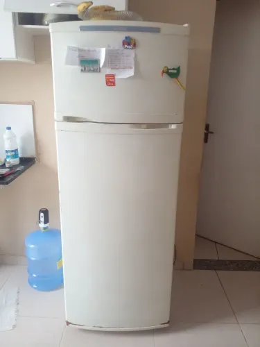 Geladeira a venda (a parte de baixo não estão gelando)
