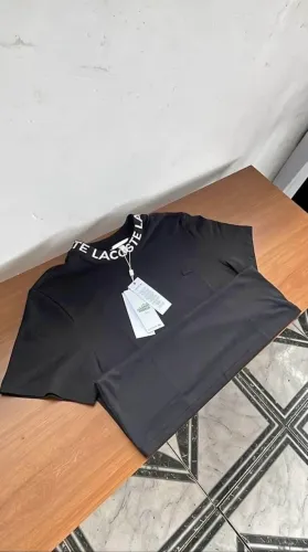 Camisa Lacoste masculina brended escrita na gola