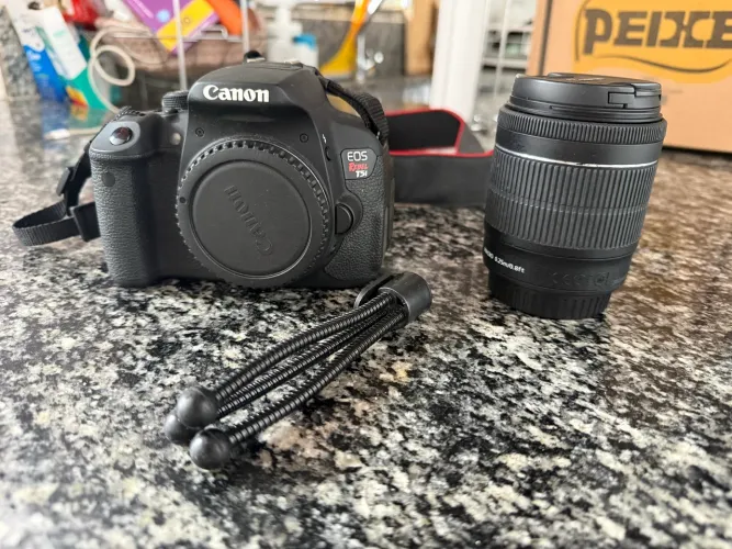 Canon EOS Rebel T5i 18MP + Lente EF-S 18-55mm IS