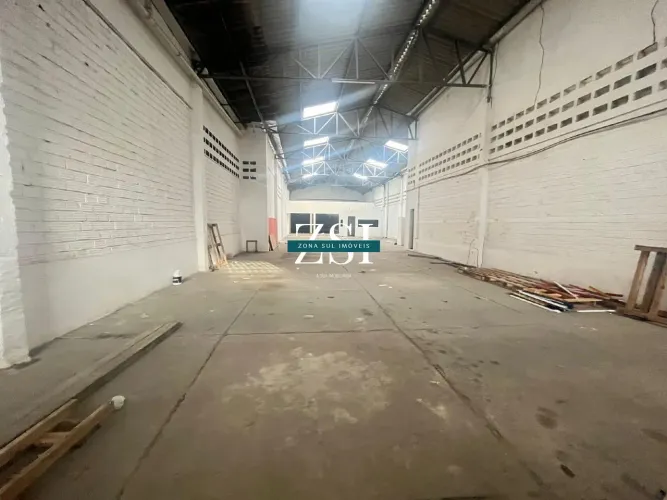 Galpão Coberto com 560 m² , pé direito alto, na Mascarenhas de Morais, Aluga