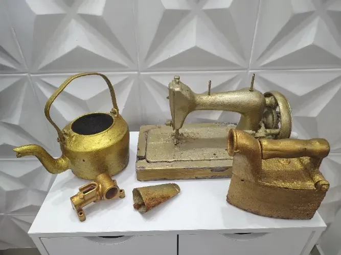 Antiguidades Decorativas, 5 (cinco) Peças, Máquina, Ferro Passar, Chaleira, Sino e Ferro