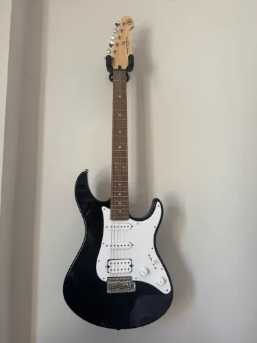 Guitarra yamaha pacifica 012 usada por dois meses